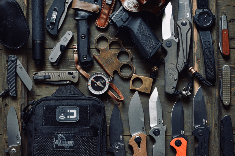 Piccolo esempio della mia collezione di coltelli e altra attrezzatura